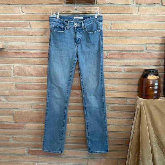 Levi’s 314 Shaping Straight Jeans - Picture 3 of 7